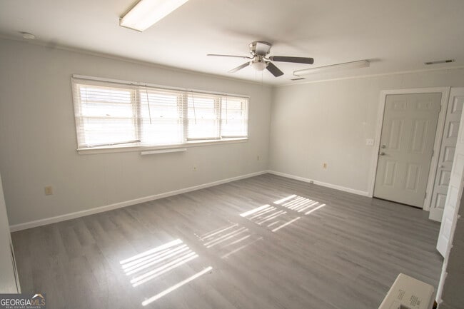 Building Photo - 517 E Main St