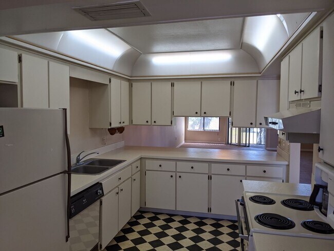 Building Photo - 3035 Finsterwald Dr