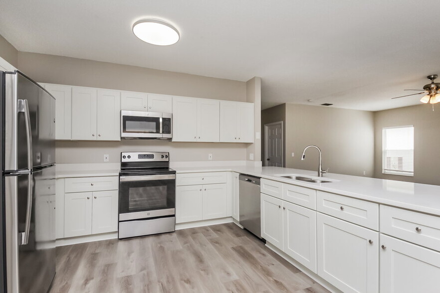 Building Photo - 553 Brentford Ct