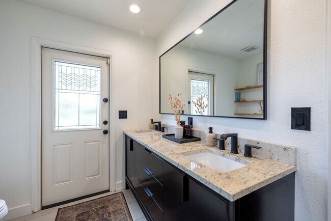 Building Photo - Charming 3BR House in Phoenix