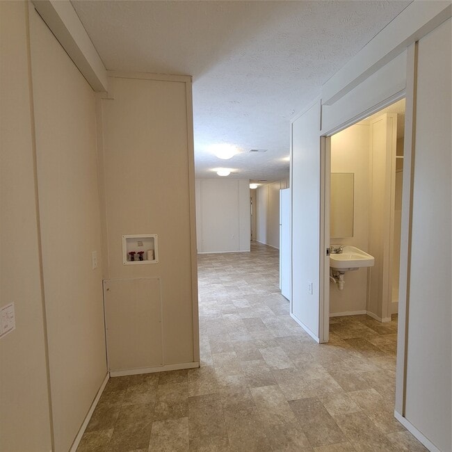 Building Photo - 2602 Castledale Dr