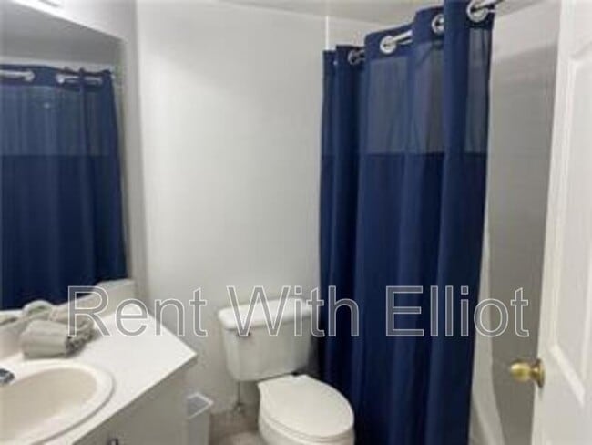 Building Photo - 2021 SE 10th Ave