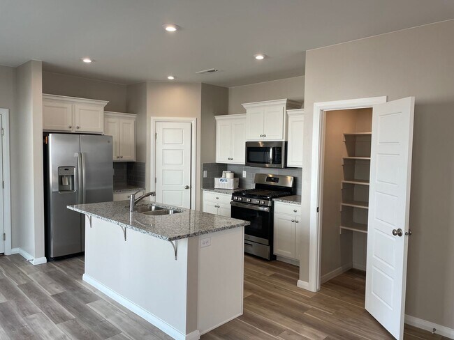 Building Photo - 750 W Scarlet Hill Dr