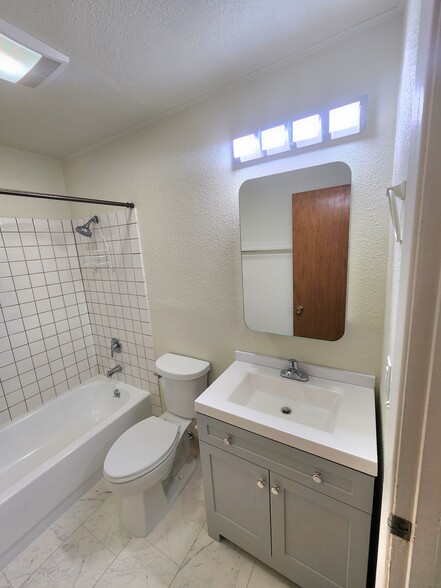 Bathroom - 4004 Cope St