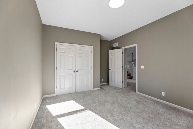 Building Photo - Four Bedroom Home Available in Overland Park