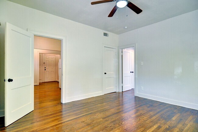 Building Photo - Near Southside Downstairs Duplex