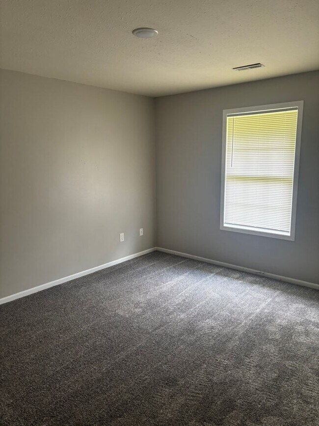 Building Photo - 2650 E Oakbrook Dr
