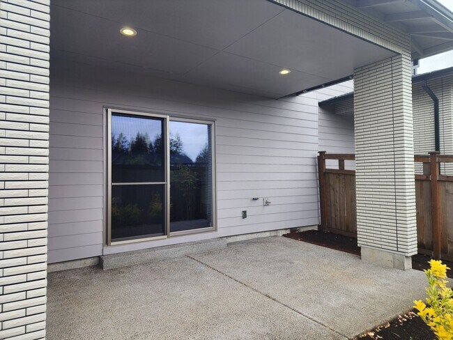 Building Photo - 3 bedroom Townhouse with Pool Access and Expansive Recreational Facilities