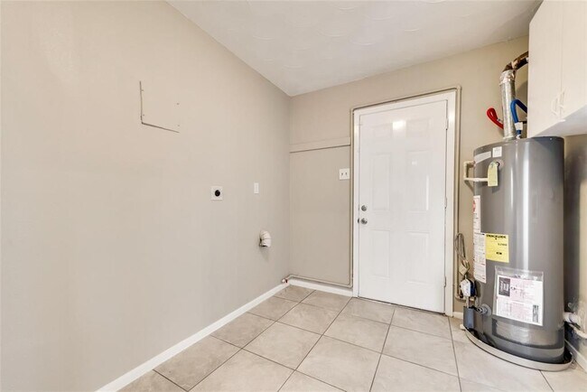 Building Photo - 4221 Fernwood Dr