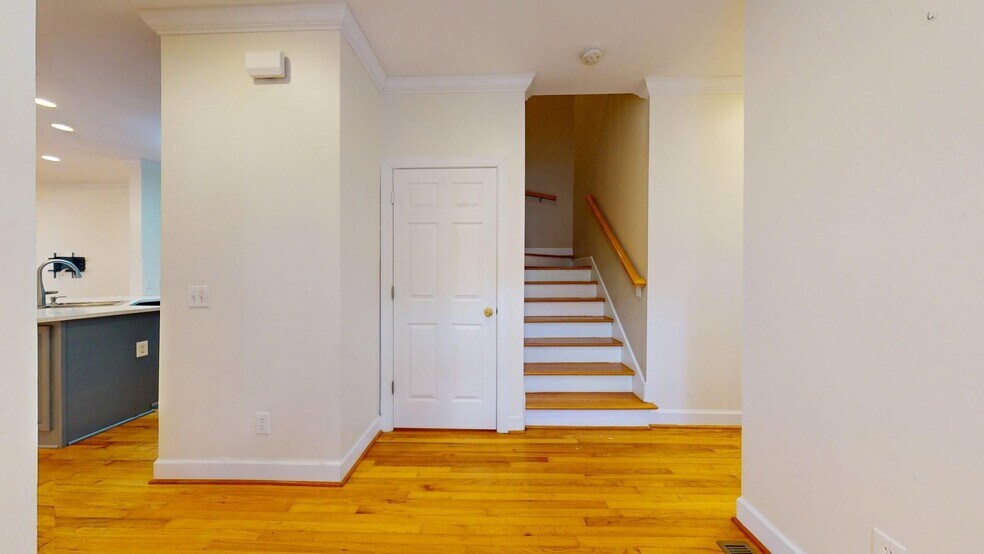 Building Photo - Spacious Townhome close to downtown Auburn...