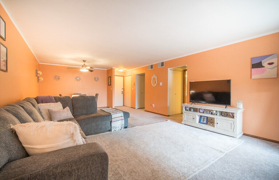 Open floor plan - 3942 N Oakland Ave