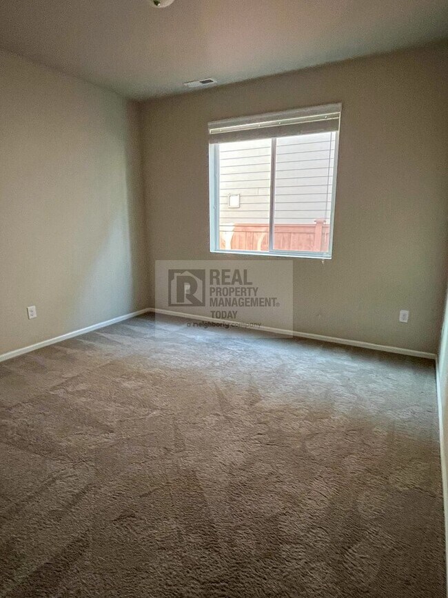 Building Photo - Spacious 5 Bedroom Home In Lacey!!