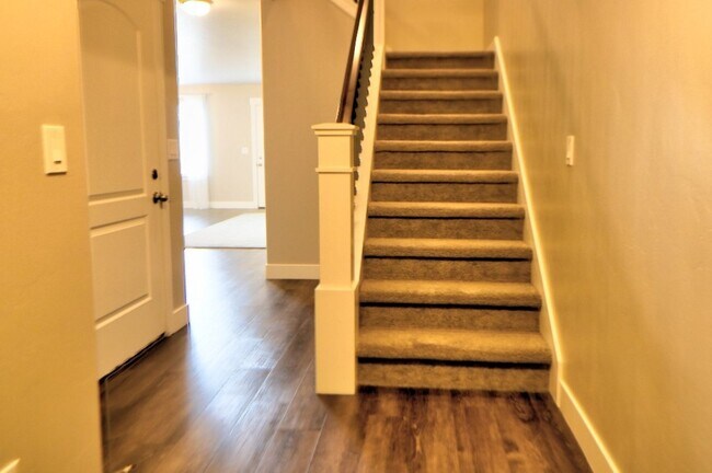 Building Photo - 3 bed 2.5 bath townhome in Salem