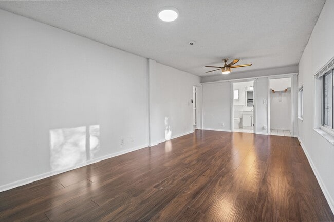 Building Photo - Comfortable Oakland Park Living - 3BR with Outdoor Space