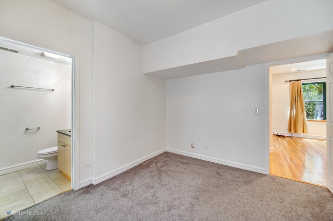Building Photo - 5252 S Drexel Ave