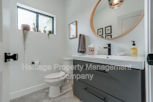 Building Photo - 211 Gibson
