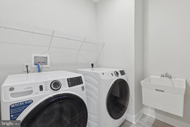 Building Photo - 10 Ladbroke Dr