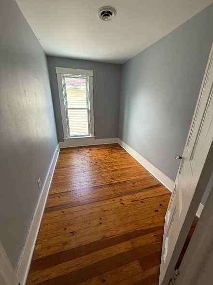 Building Photo - 227 1/2 N Main St