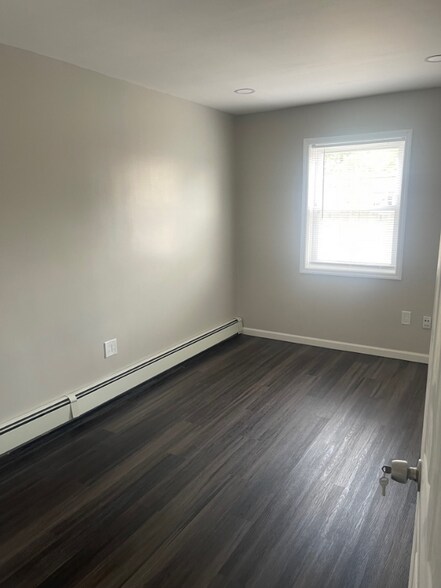 Building Photo - 825 Ashford St