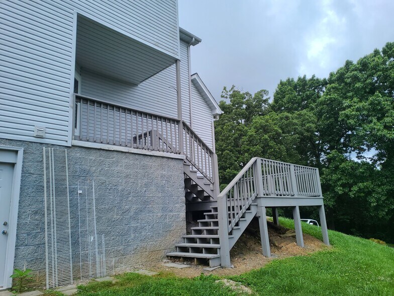 Building Photo - 1528 Old Oak Ln