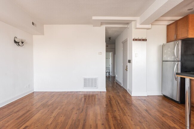 Building Photo - Sheridan Park / Uptown - 2 Bed / 2 Bath - Steps to Beach