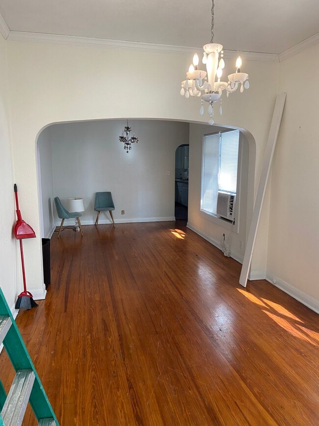 Building Photo - North Hyde Park Three Bedroom Bungalow in Plant High School District