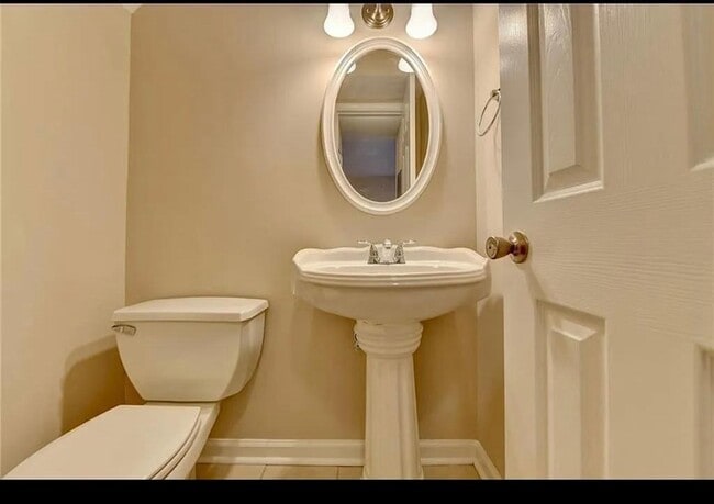 Building Photo - 810 Summer Pl NW