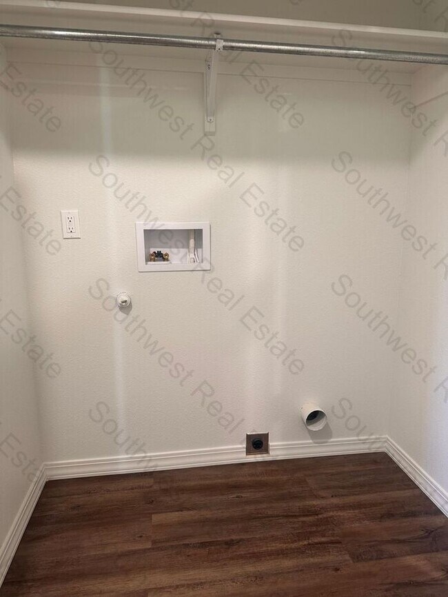 Building Photo - New Spacious 2 bedroom 2 bath Duplex.