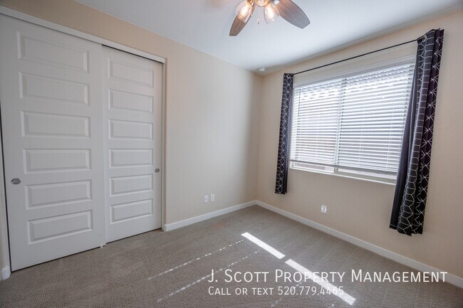 Building Photo - 449 Pinnacle Ridge Dr