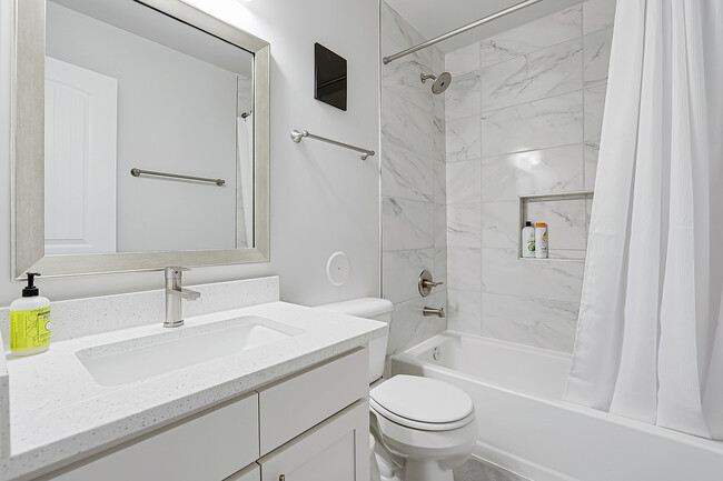 Full Bathroom w/Bathtub - 13054 Oakhampton Ave