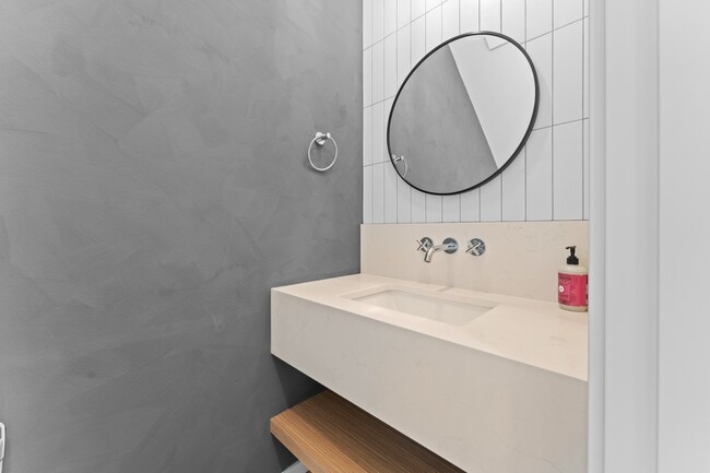 Building Photo - 5175 SE 28th Ave