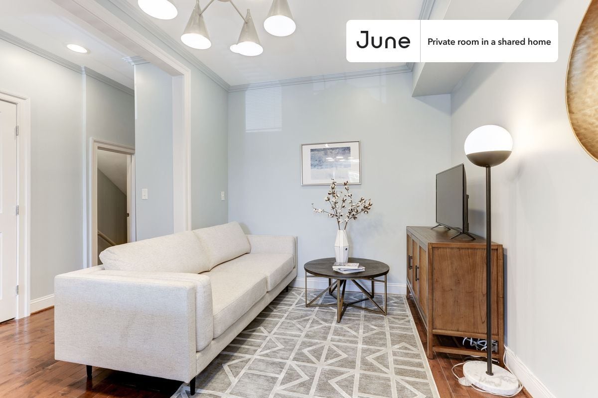 Building Photo - Room in Shared 5 bed/3.5 bath home in Capitol Hill