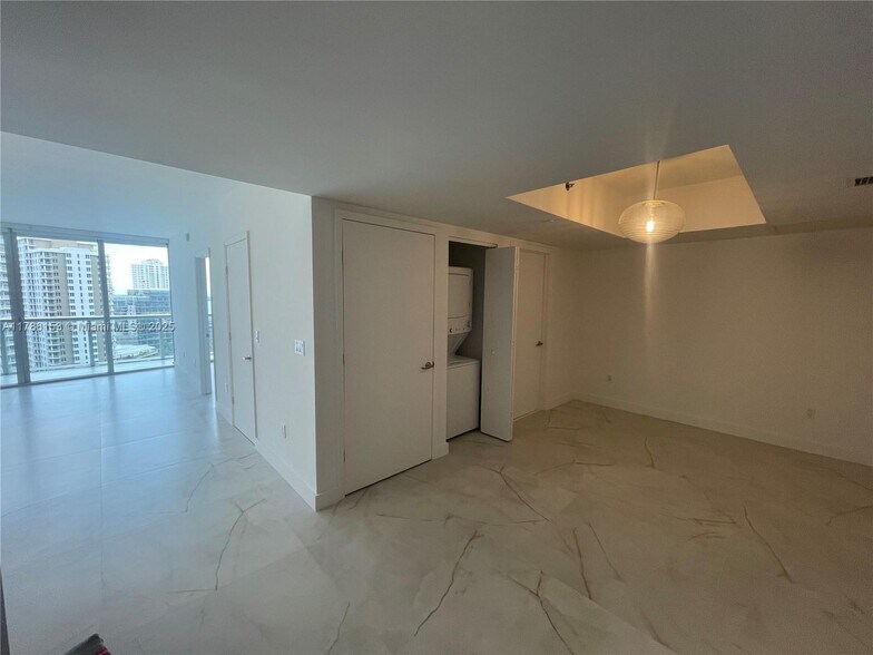 Building Photo - 465 Brickell Ave