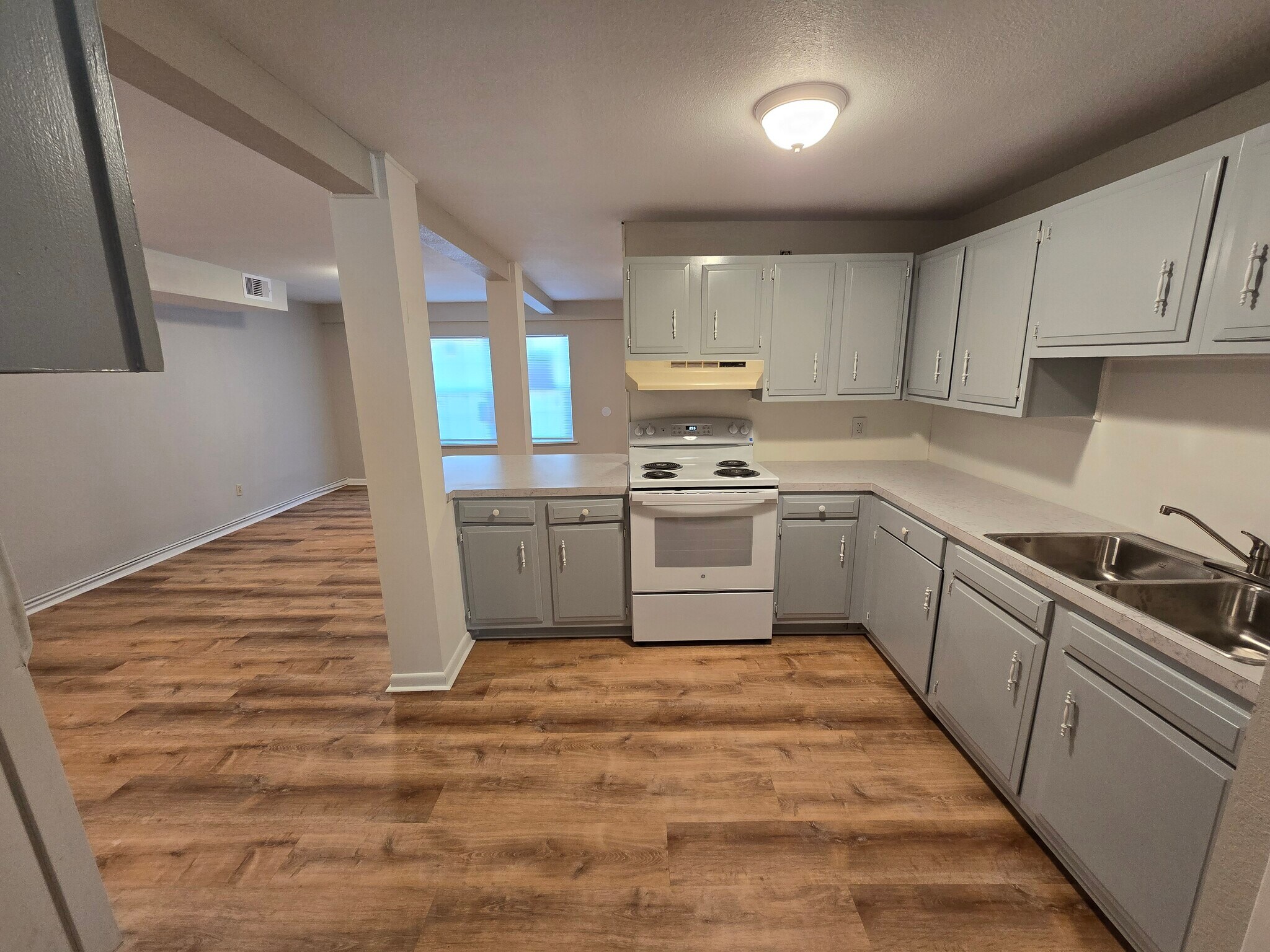 Building Photo - 2307 Elm Ave
