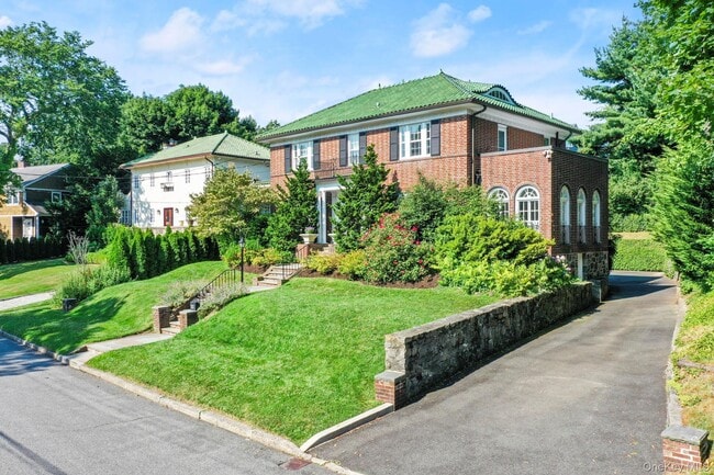 Building Photo - 16 Lyons Pl