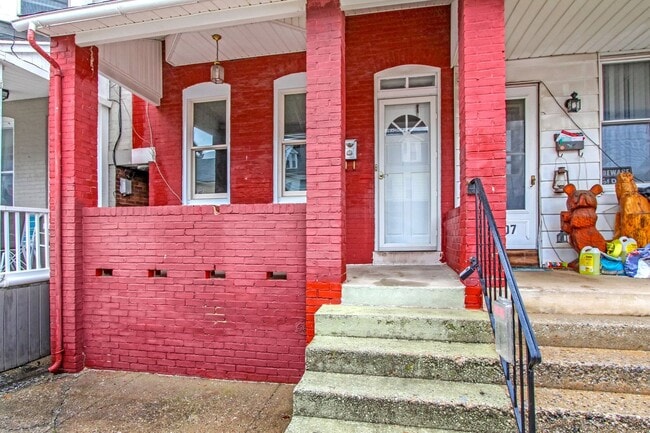 Building Photo - Coming Soon! Spacious 4 Bedroom, 1 Bath Ho...