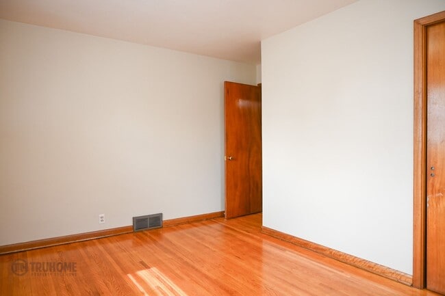 Building Photo - 4 Bed 2 Bath in Prime Location: Your Perfect Home Close to UND!