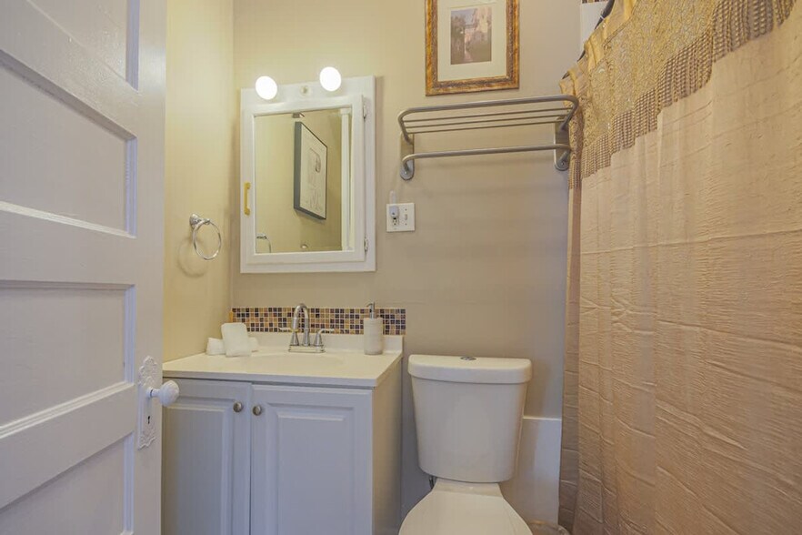 Building Photo - 839 Dunlop Ave