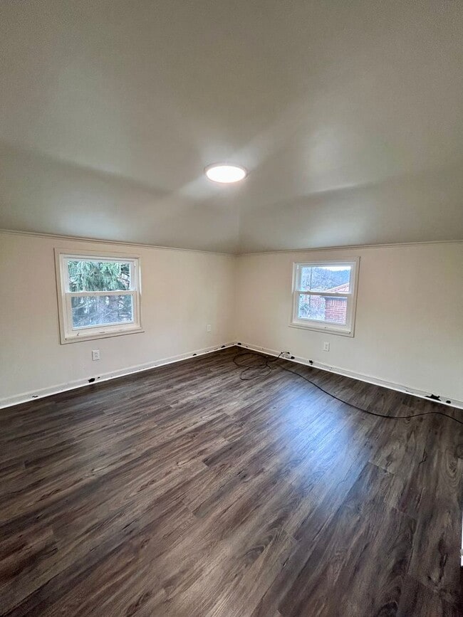 Building Photo - Newly Renovated 2 Bedroom Townhome
