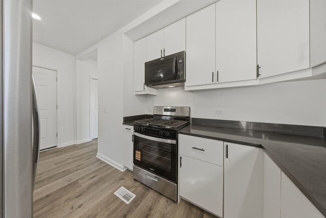 Building Photo - 835 Bishop Ave