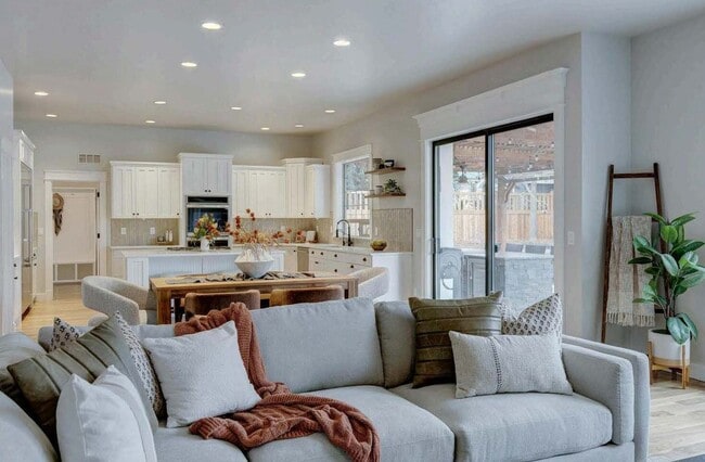 Building Photo - Beautiful home perfect for entertaining