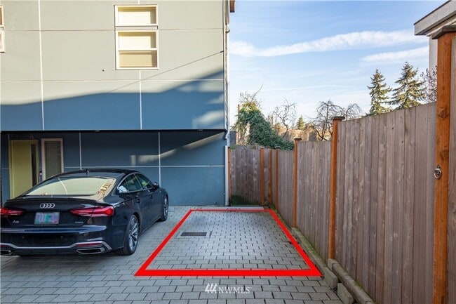 Building Photo - Modern 4-Bedroom Townhome in the Heart of ...