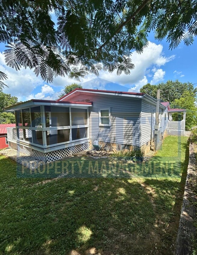 Building Photo - Three bedroom home w/ screened in porch!
