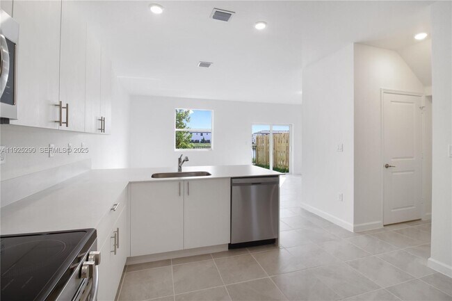 Building Photo - 2747 SE 25th Ave