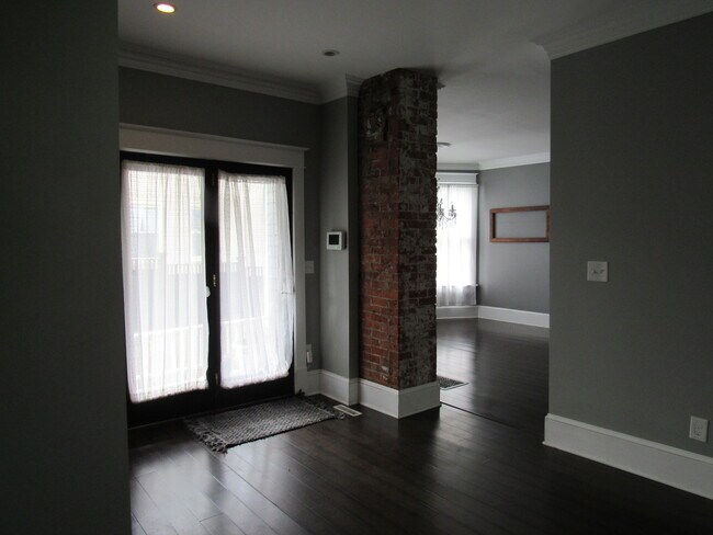 Building Photo - 2322 E 11th St