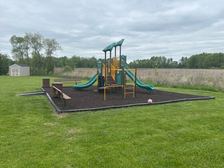 Building Photo - 831 N Pontiac Trail