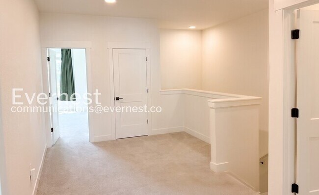 Building Photo - 3 Bed/2.5 Bath Town Home with Garage / Available Now!