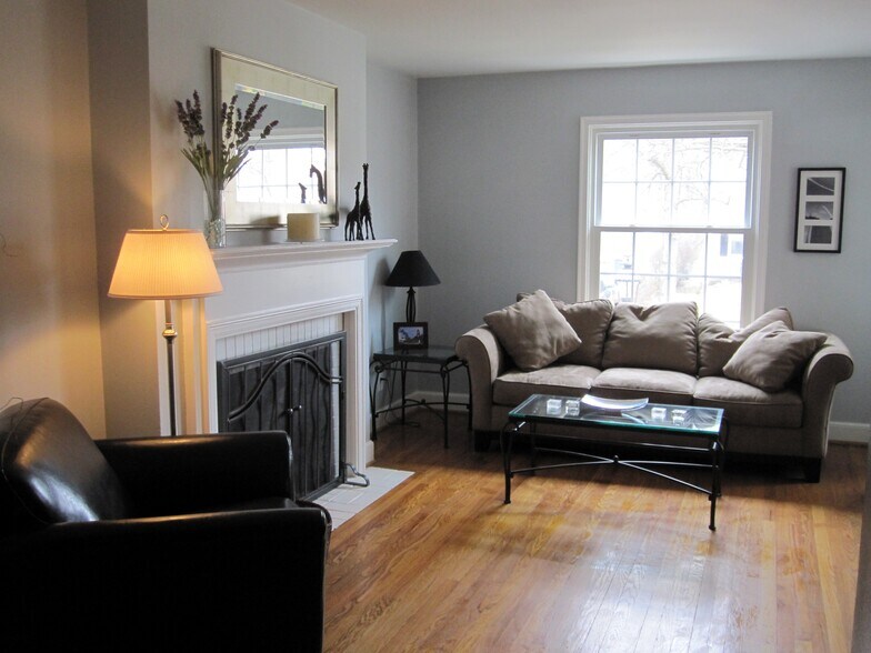 Living room - 8666 Rosalie Ave