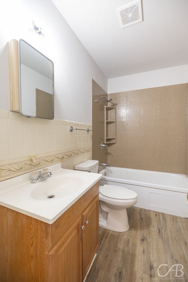 Building Photo - 872 Forrest Ave