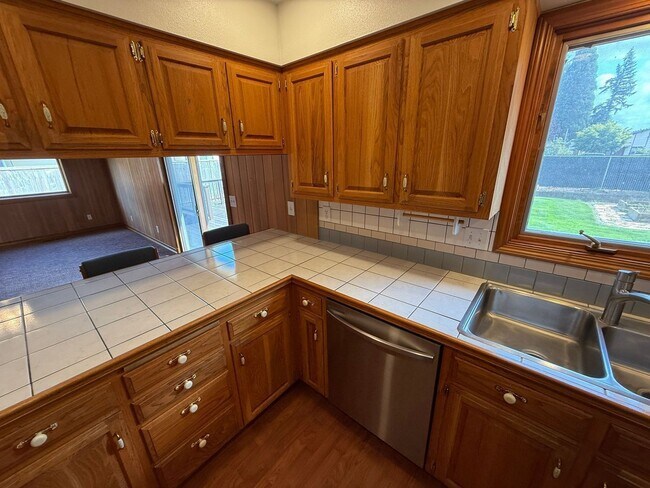 Building Photo - 460 SE Conifer Pl